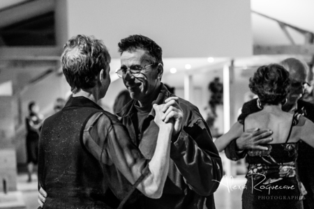 Couple dansant lors de la milonga au gîte de la Chaponie