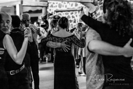 Photo de groupe lors d'une milonga de tango argentin.