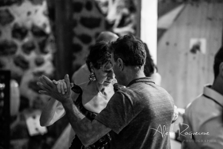 Couple dans une milonga de tango argentin.